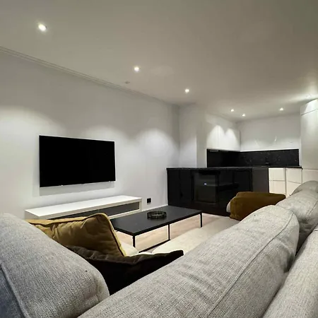 Modern In Center With Parking Garage *