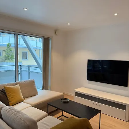 Modern In Center With Parking Garage Apartment *