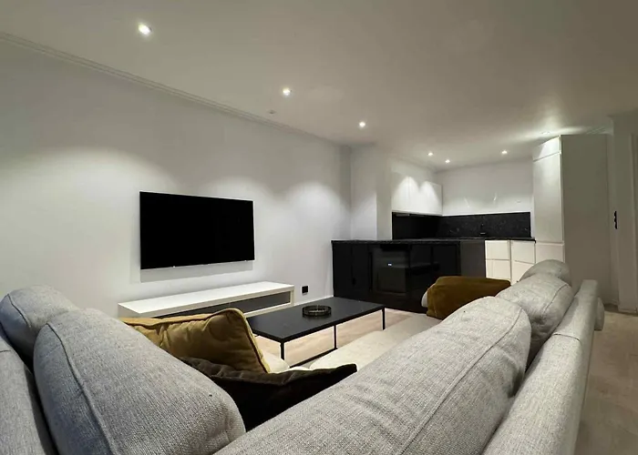 Modern In Center With Parking Garage *